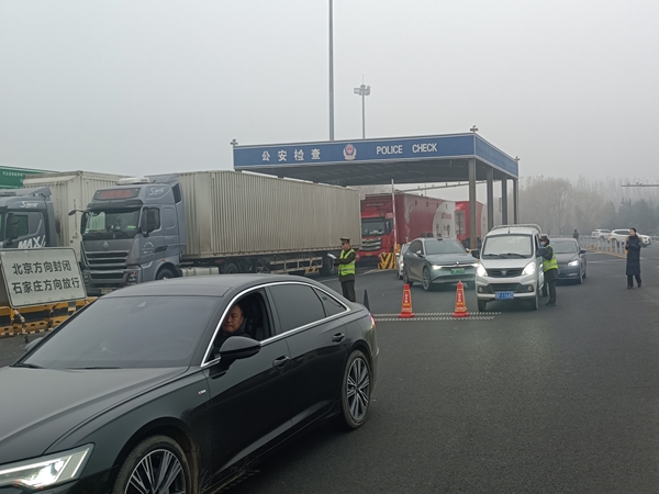霧天出行不“堵心” 保定收費(fèi)站智慧便民暖途行(2)_副本.jpg 霧天出行不“堵心” 保定收費(fèi)站智慧便民暖途行(2)_副本.jpg