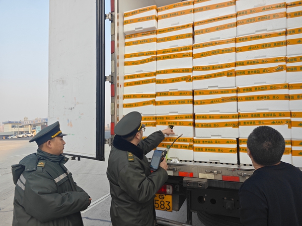 保定站年底多舉措筑牢綠通查驗防線 守護民生運輸通道暢通(霍春曉)_副本.jpg